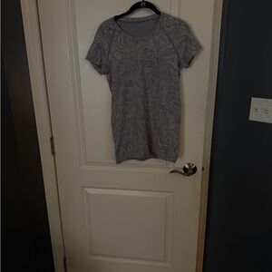 lululemon athletica Gray Swirl Short Sleeve Tee